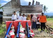 Pemkab Agara Serahkan Bantuan Masa Panik Untuk Korban Puting Beliung