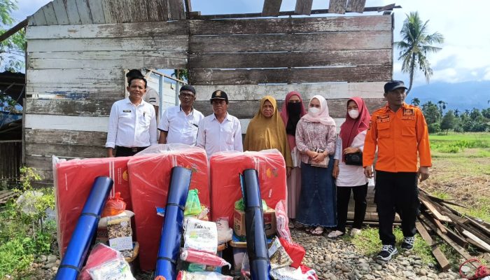 Pemkab Agara Serahkan Bantuan Masa Panik Untuk Korban Puting Beliung