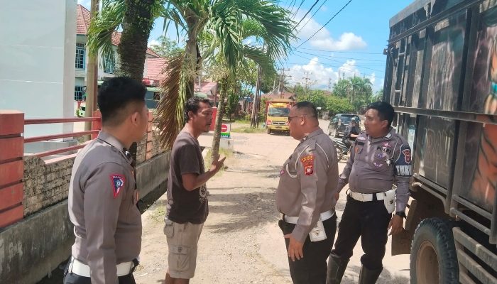Kendaraan Pengantre BBM di SPBU Ganggu Pengguna Jalan, Polres Sekadau Turun Tangan!