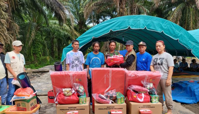 Dinsos Agara Serahkan Bantuan Masa Panik untuk Korban Kebakaran