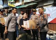 Polsek Kebon Jeruk bagikan 75 paket sembako di slum area Kelapa Dua