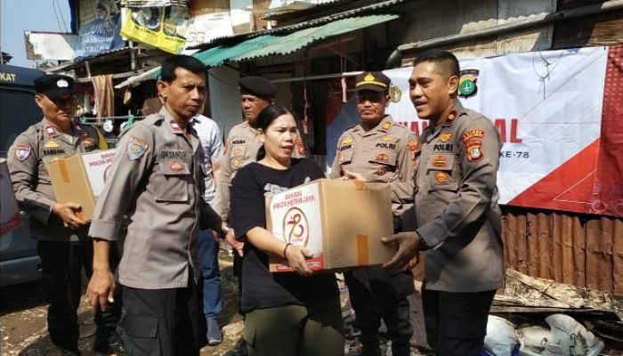 Bakti Sosial Polri, Polsek Kebon Jeruk Distribusikan 75 Paket Sembako di Kelapa Dua