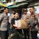 Polsek Kebon Jeruk bagikan 75 paket sembako di slum area Kelapa Dua