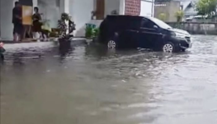 Intensitas Curah Hujan Cukup Tinggi Mengakibatkan Jalanan dan Rumah Warga Sintang Kebanjiran