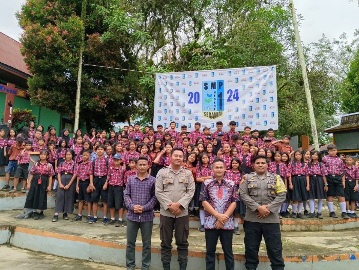 Bhabinkamtibmas Desa Batu Ketebung sosialisasi di SMP 1 Serawai cegah kenakalan remaja