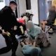 Aksi kekerasan polisi Inggris terhadap pemuda Muslim di Bandara Manchester viral di media sosial