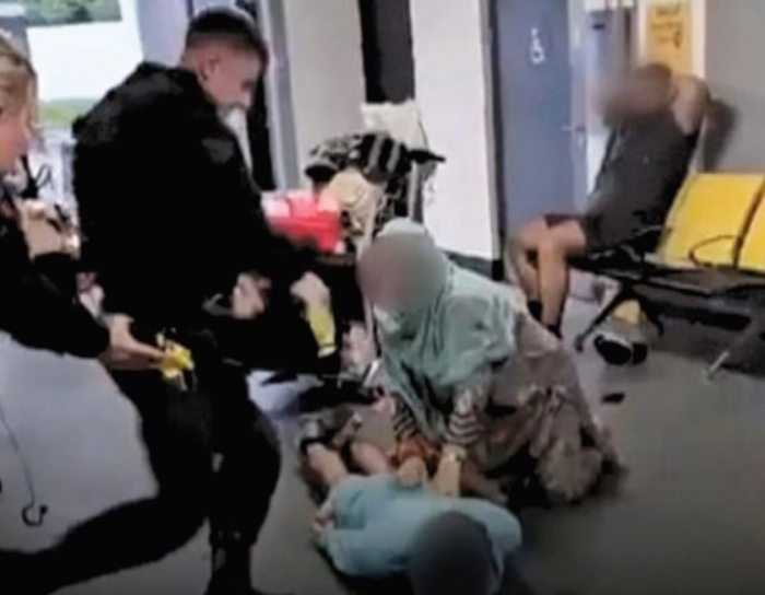 Aksi kekerasan polisi Inggris terhadap pemuda Muslim di Bandara Manchester viral di media sosial