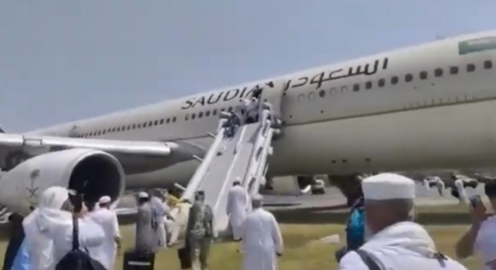Lihat foto-foto menegangkan saat pesawat Saudi Arabian Airlines terbakar