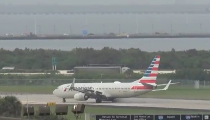 Pesawat Boeing 737-800 Batal Tinggal Landas Karena Ban Meletus