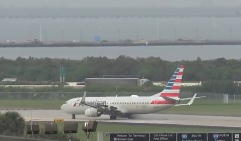 Sebuah Pesawat Boeing 737-800 maskapai American Airlines batal lepas landas ban meletus
