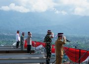Jelang Hut RI ke 79 Pemkab Agara Kibarkan Bendera Merah Putih Raksasa di Puncak Alas Hills