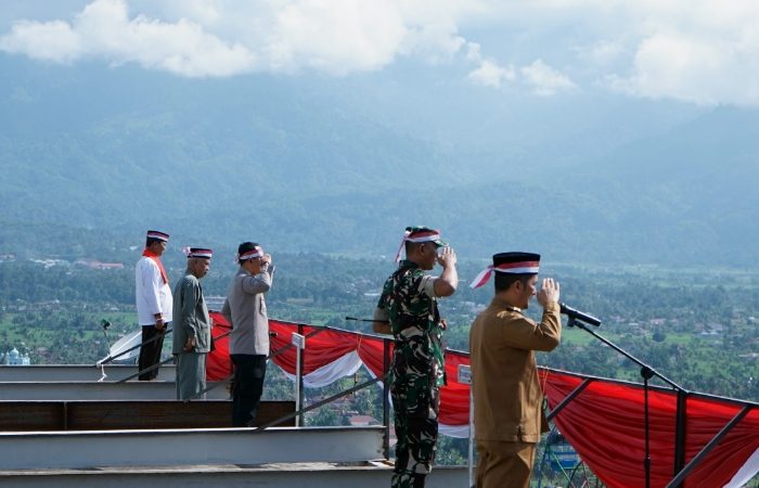 Jelang Hut RI ke 79 Pemkab Agara Kibarkan Bendera Merah Putih Raksasa di Puncak Alas Hills