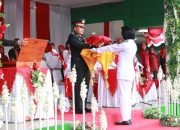 Diguyur Hujan Deras, Upacara Penurunan Bendera di Agara Berlangsung Khidmat