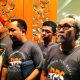 Pasangan calon Gubernur Sulsel, Danny Pomanto dan Azhar Arsyad, mengayuh becak saat mendaftar ke KPU