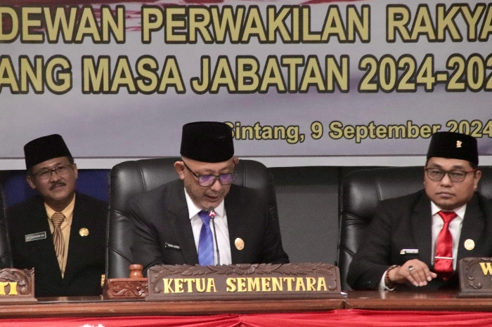 Indra Subekti, Ketua Sementara DPRD Sintang, memimpin sidang pengucapan sumpah/janji anggota DPRD periode 2024-2029