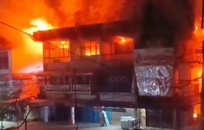 Kebakaran Hanguskan 21 Ruko di Sintang
