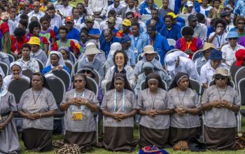 Antusiasme Ribuan Orang Sambut Paus Fransiskus di Papua Nugini: Perjalanan Iman dan Harapan Antusiasme Ribuan Orang Sambut Paus Fransiskus di Papua Nugini: Perjalanan Iman dan Harapan