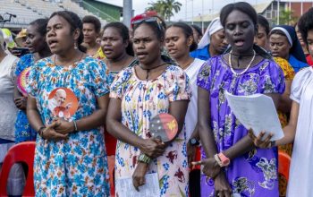 Antusiasme Ribuan Orang Sambut Paus Fransiskus di Papua Nugini: Perjalanan Iman dan Harapan Antusiasme Ribuan Orang Sambut Paus Fransiskus di Papua Nugini: Perjalanan Iman dan Harapan