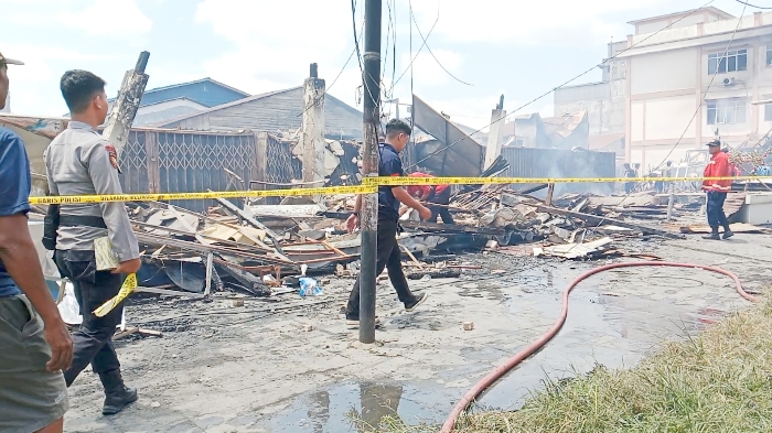 Kebakaran hebat melanda deretan ruko di Jalan Kolonel Sugiono Sintang 21 ruko hangus terbakar