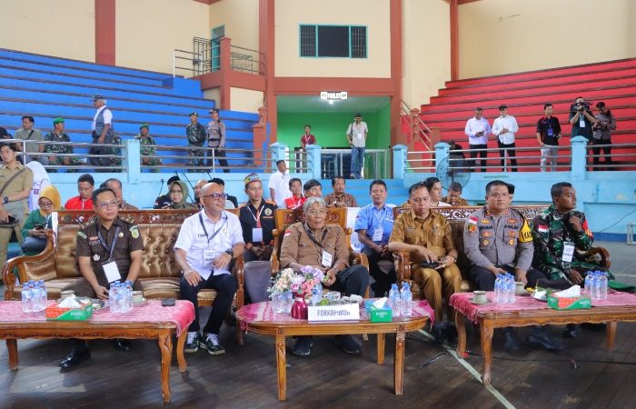 Ratusan Personel Polres Sintang Siaga Amankan Pengundian Nomor Urut Paslon Bupati dan Wakil Bupati