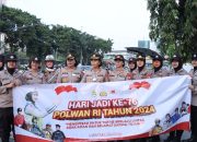 Polwan Jakarta Barat peringati Hari Jadi ke-76 dengan aksi sosial, membagikan 400 bunga dan snack serta bersihkan Vihara Khema Tjouw Soe Kong