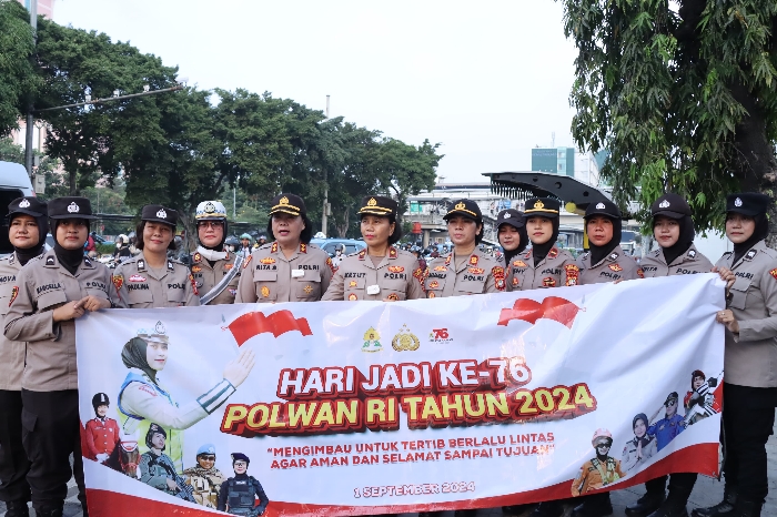 Polwan Jakarta Barat peringati Hari Jadi ke-76 dengan aksi sosial, membagikan 400 bunga dan snack serta bersihkan Vihara Khema Tjouw Soe Kong