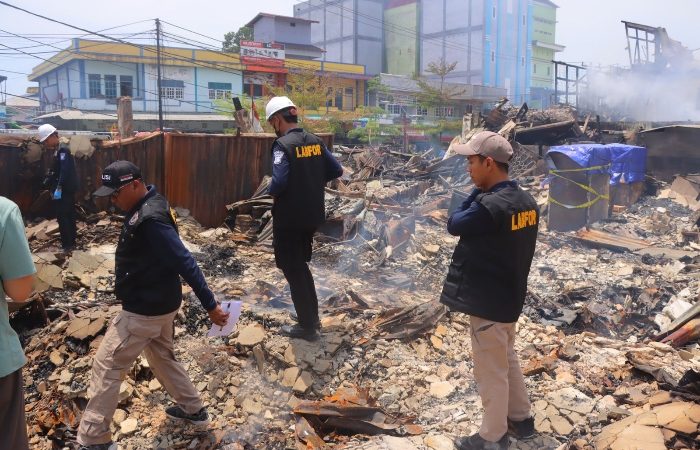 Puslabfor Polda Kalbar Selidiki Penyebab Kebakaran 21 Ruko di Sintang