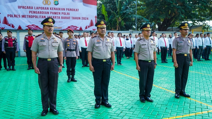 Empat personel Polres Metro Jakarta Barat mendapat kenaikan pangkat