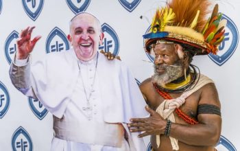 Antusiasme Ribuan Orang Sambut Paus Fransiskus di Papua Nugini: Perjalanan Iman dan Harapan Antusiasme Ribuan Orang Sambut Paus Fransiskus di Papua Nugini: Perjalanan Iman dan Harapan