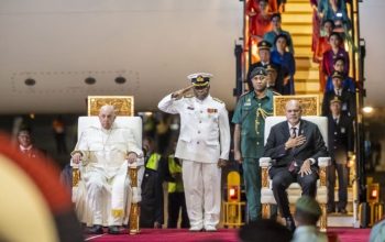 Antusiasme Ribuan Orang Sambut Paus Fransiskus di Papua Nugini: Perjalanan Iman dan Harapan Antusiasme Ribuan Orang Sambut Paus Fransiskus di Papua Nugini: Perjalanan Iman dan Harapan
