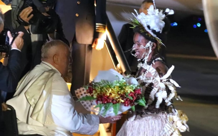 Antusiasme Ribuan Orang Sambut Paus Fransiskus di Papua Nugini: Perjalanan Iman dan Harapan