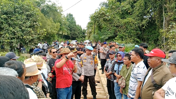 Polres Sintang mengerahkan personel untuk mengamankan aksi unjuk rasa