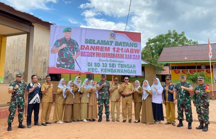 Danrem 121/ABW Gelar Makan Bergizi untuk Anak SD di Kendawangan