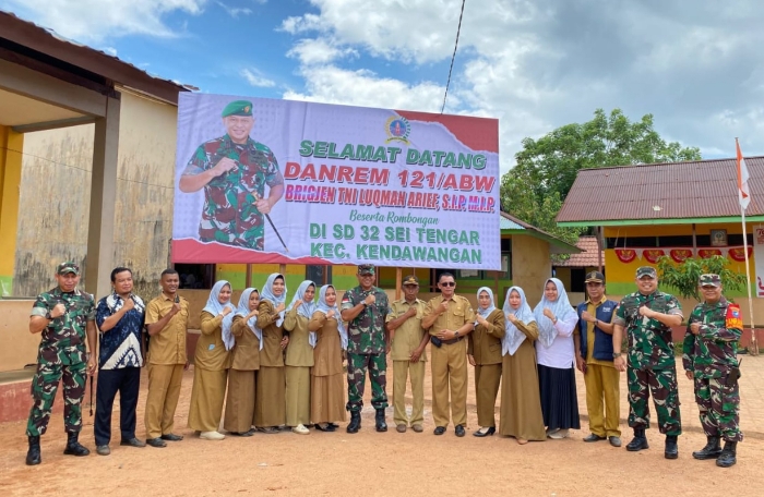 Danrem 121/ABW gelar makan sehat di SDN 32 Sei Tengar Kendawangan
