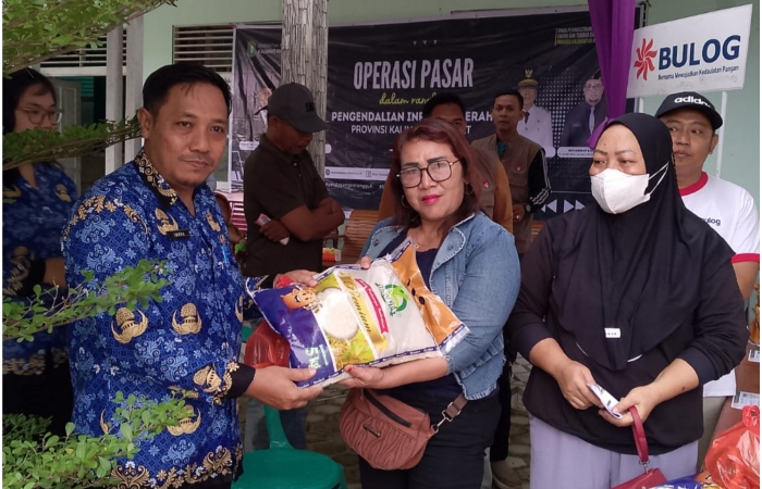 Pasar murah Pemkab Sekadau & Bulog Sanggau bantu kendalikan inflasi