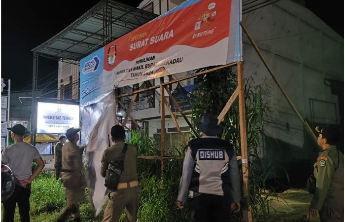 Puluhan Personel Satpol PP Kabupaten Sekadau diterjunkan Bersihkan APK Pilkada 2024