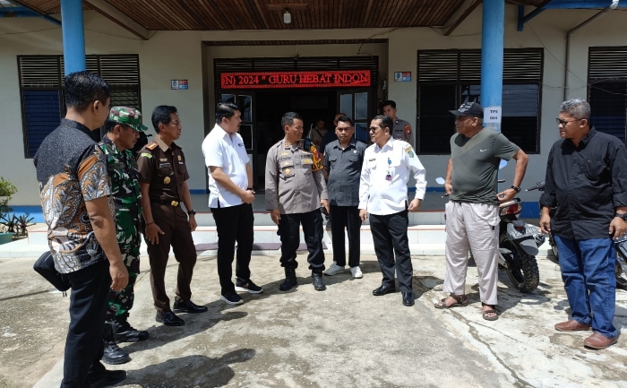 Sekda Sekadau bersama Forkopimda tinjau TPS di tengah banjir