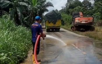 Petugas Damkar Sekadau Evakuasi Mobil Tangki LPG Terbalik Petugas Damkar Sekadau Evakuasi Mobil Tangki LPG Terbalik