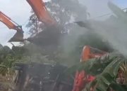 Petugas Damkar Sekadau Evakuasi Mobil Tangki LPG Terbalik