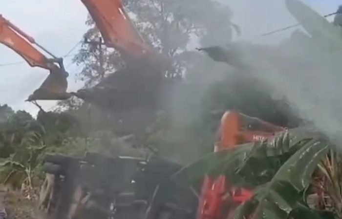 Petugas Damkar Sekadau Evakuasi Mobil Tangki LPG Terbalik