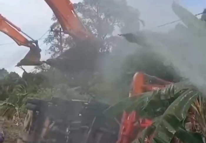 Petugas Damkar Sekadau mengevakuasi mobil tangki LPG terbalik di Jalan Raya Sintang