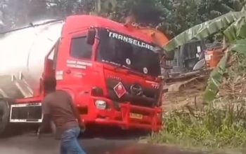Petugas Damkar Sekadau Evakuasi Mobil Tangki LPG Terbalik Petugas Damkar Sekadau Evakuasi Mobil Tangki LPG Terbalik