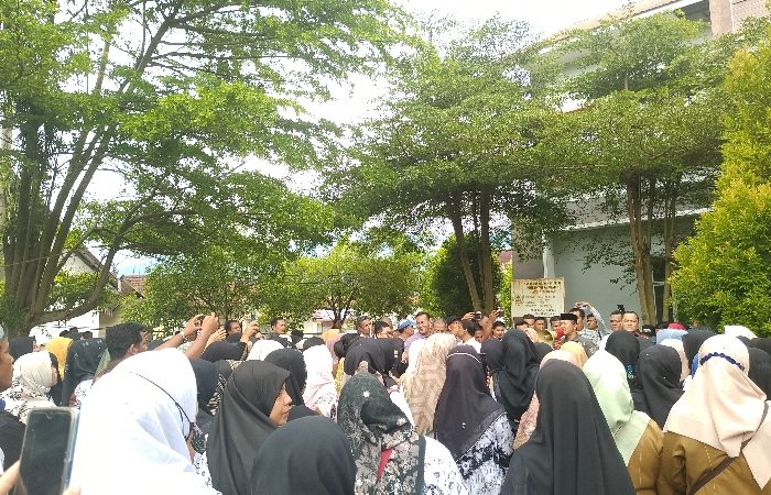 Tuntut Tamsil dan TPG, Ratusan Guru Geruduk Gedung DPRK Aceh Tenggara