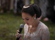 Luna Maya menangis saat sungkem ke ibunya dalam prosesi siraman jelang menikah dengan Maxime Bouttier