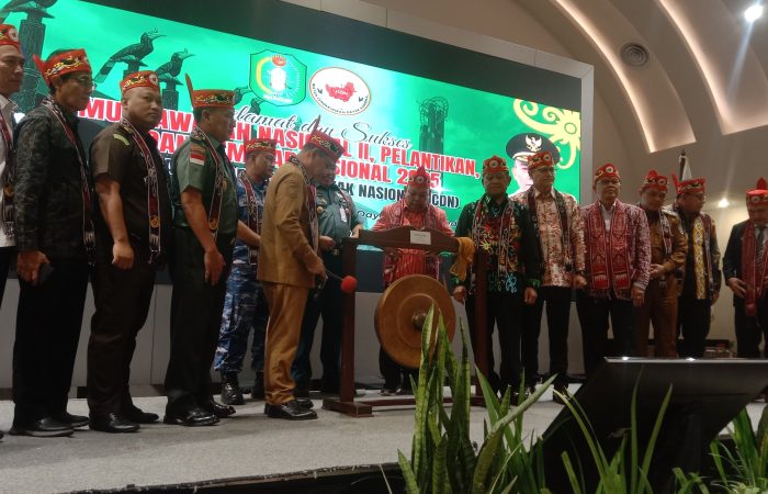 Gubernur Kalbar Membuka Seminar Nasional Munas ke-ll ICDN dan Peluncuran Buku Kamus Dayak di Pontianak