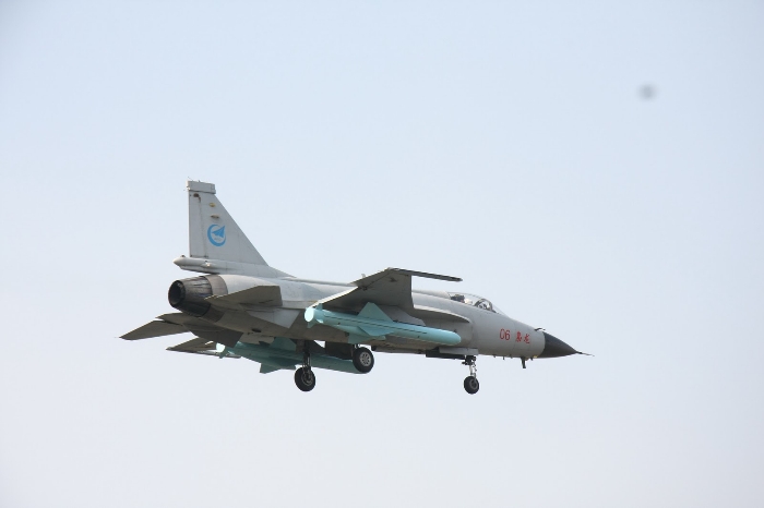 Jet tempur JF-17 Thunder Pakistan mengudara dengan rudal presisi, digunakan dalam operasi udara terhadap sistem S-400 India di Adampur.