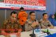 Pejabat Polda Kalteng menggelar konferensi pers pengungkapan kasus pembunuhan perawat hamil di Palangka Raya, dengan tersangka ditampilkan mengenakan baju tahanan oranye