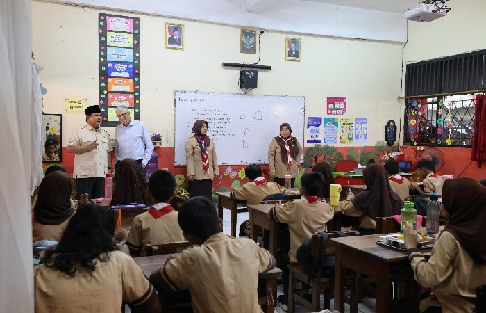 Prabowo dan Bill Gates Tinjau Makan Bergizi Gratis di Pulogadung, Disambut Antusias Pelajar