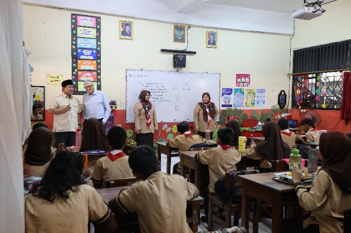 Prabowo dan Bill Gates disambut meriah siswa saat meninjau Program Makan Bergizi Gratis