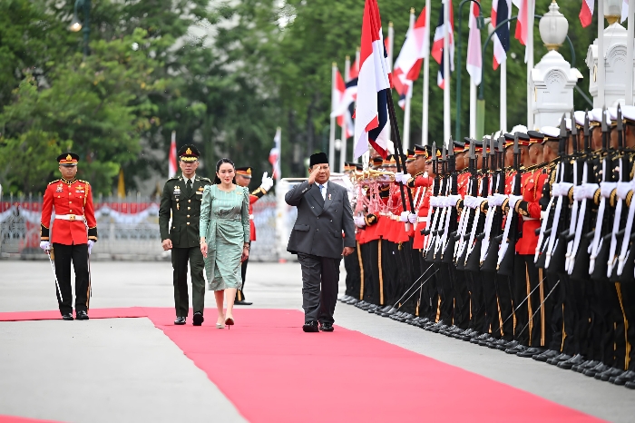 Presiden Prabowo Subianto dan PM Thailand Paetongtarn Shinawatra dalam upacara penyambutan resmi dengan jajar kehormatan di Bangkok.